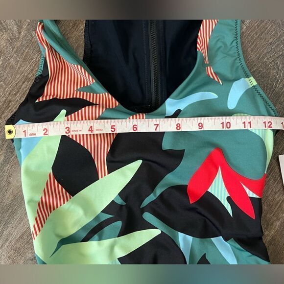 Nike Swim Women's Keyhole Back One-Piece Swimsuit- Size Small - Picture 9 of 10